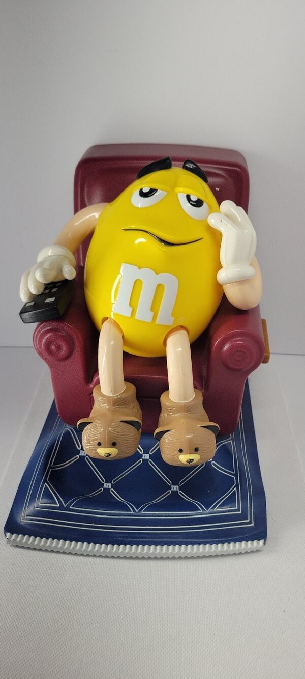 M&M'S CANDY DISPENSER RECLINER CHAIR WITH REMOTE YELLOW PEANUT MM Mars VINTAGE.